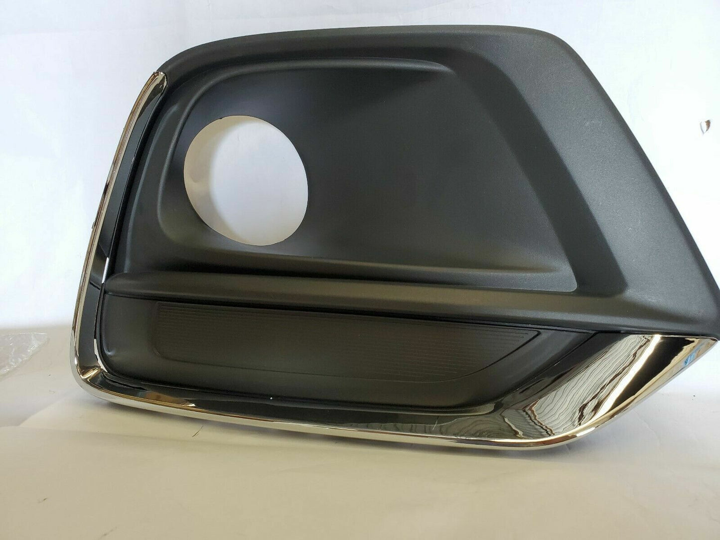 Fog Lamp Bezel Fr Rh Black Textured - Chevrolet Trax 2017-2022