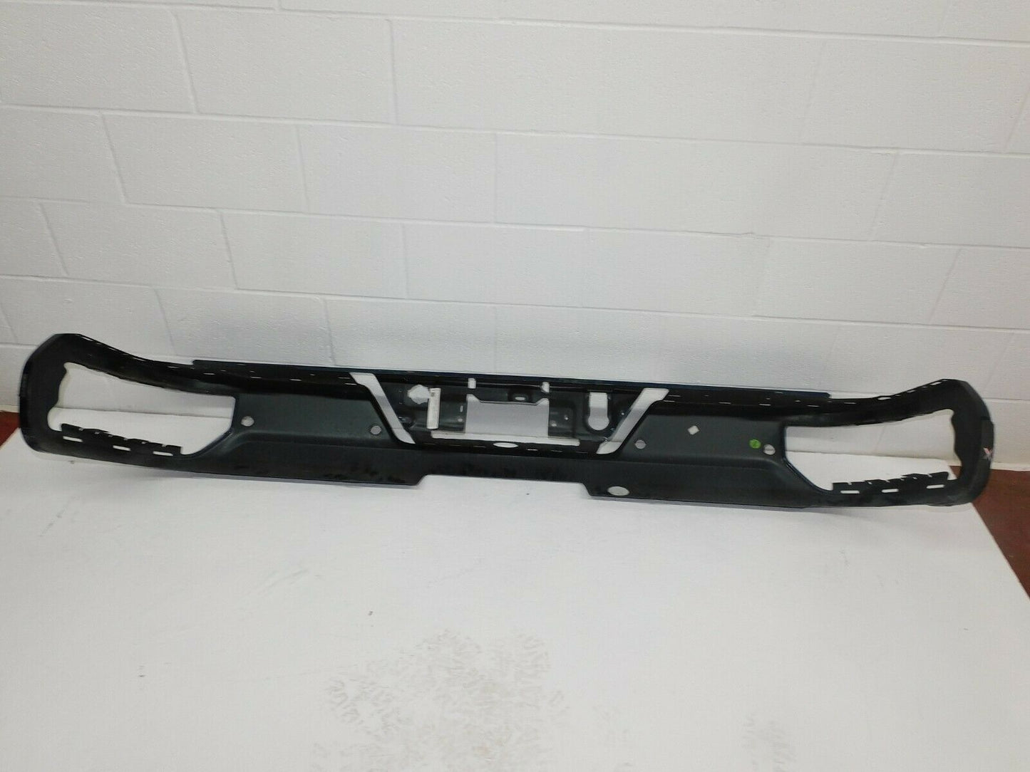 Bumper Rr Assy Black W/ Single Exhaust / Blind Spot Brackets / Park Assist Sensor - Gmc Pickup Gmc Sierra 3500 2020-2025 | Gmc Pickup Gmc Denali 2500 2020-2025 | Gmc Pickup Gmc Denali 3500 2020-2025