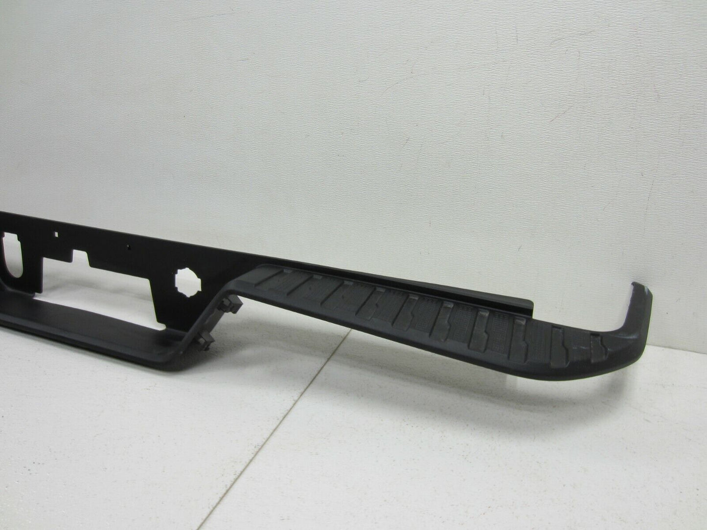 Bumper Step Pad Rr W/Dual Rr Wheels - Chevrolet Pickup Chevy Silverado 3500 2020-2023 | Gmc Pickup Gmc Denali 3500 2020-2022 | Gmc Pickup Gmc Sierra 3500 2020-2022